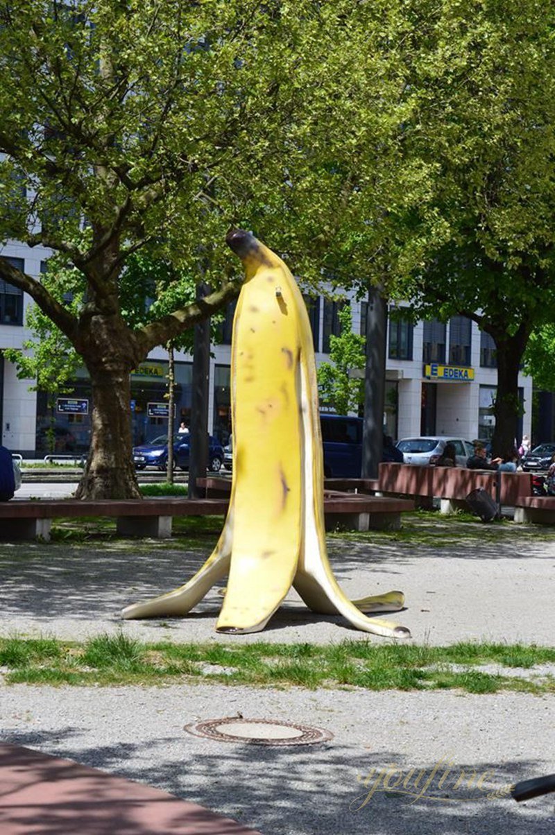 8 Weird and Stunning Outdoor Metal Banana Sculptures