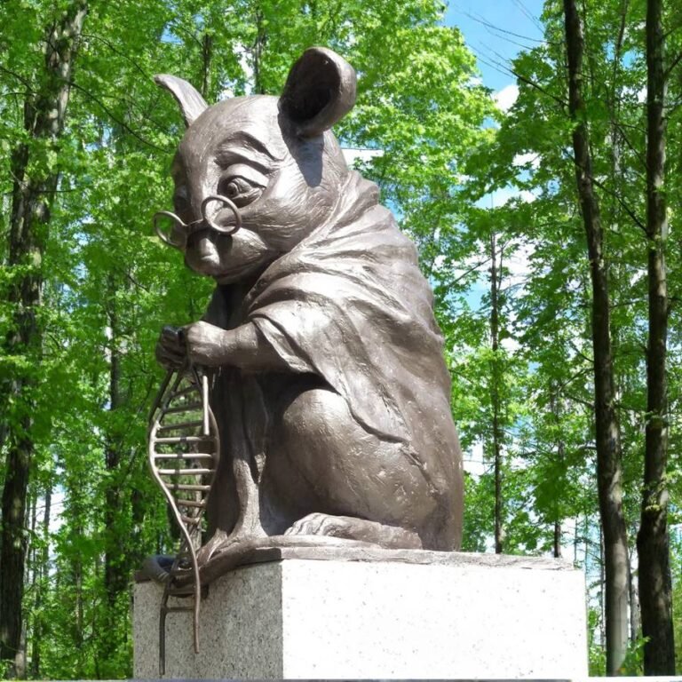Bronze Monument to the Laboratory Mouse Replica for Outdoor Decor