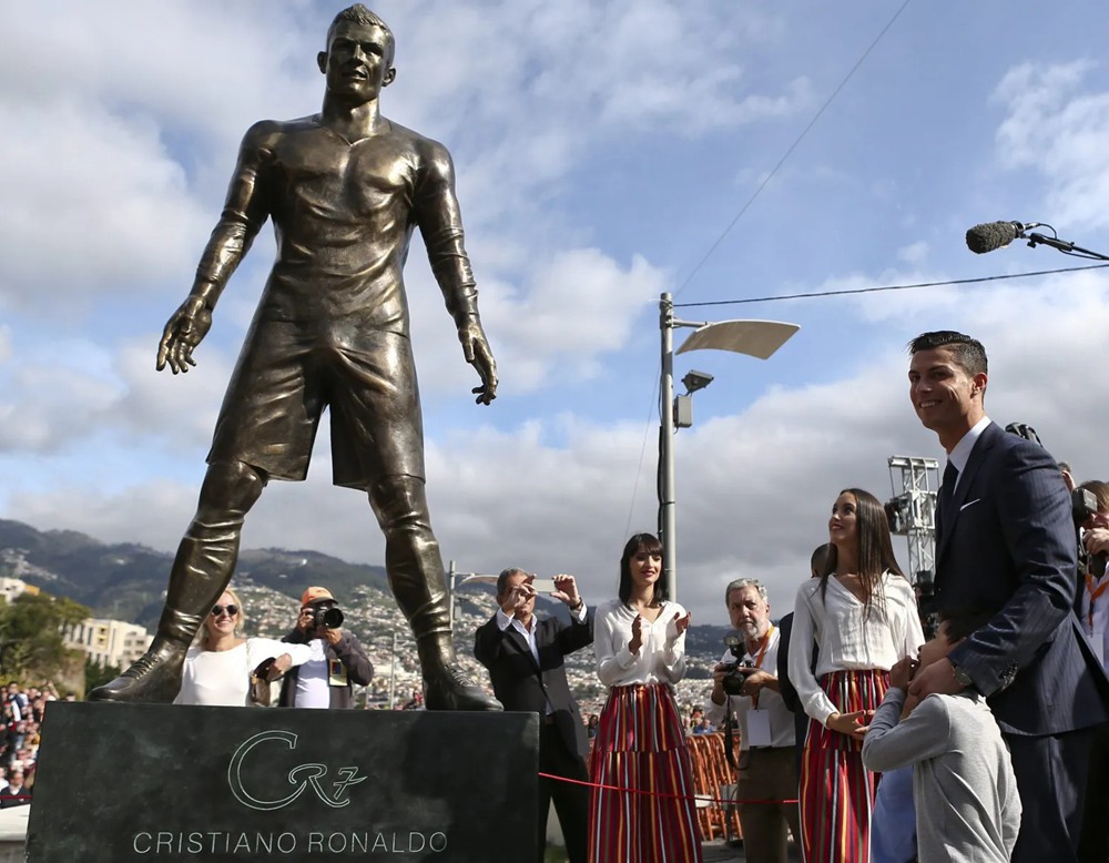 Cristiano Ronaldo unveils the bronze CR7 statue in Funchal
