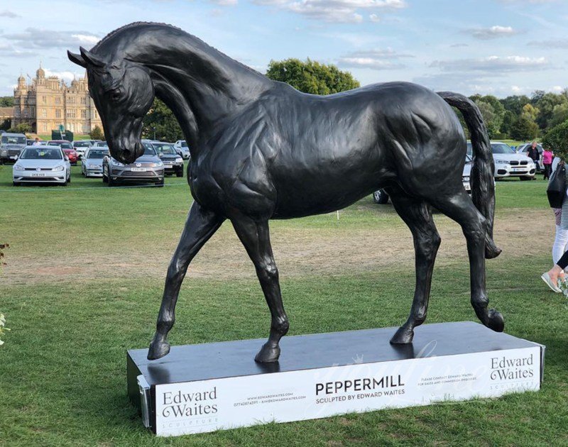 Horse sculpture for garden