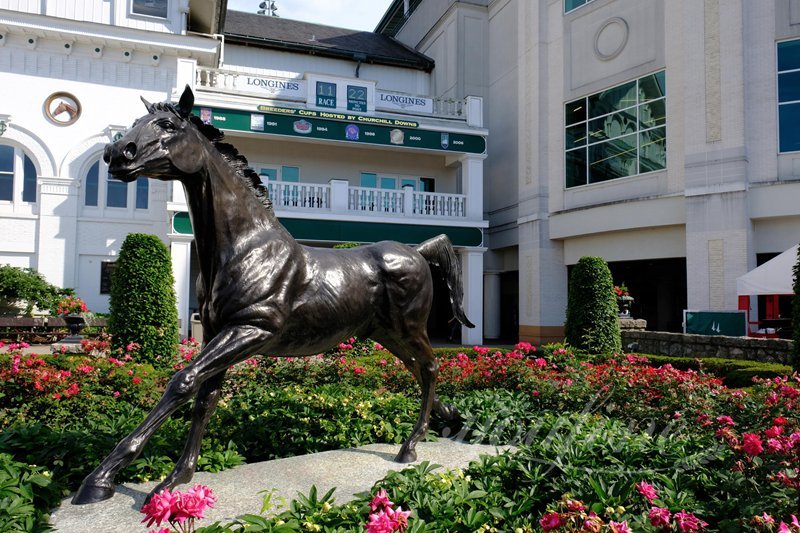 Horse sculpture for garden