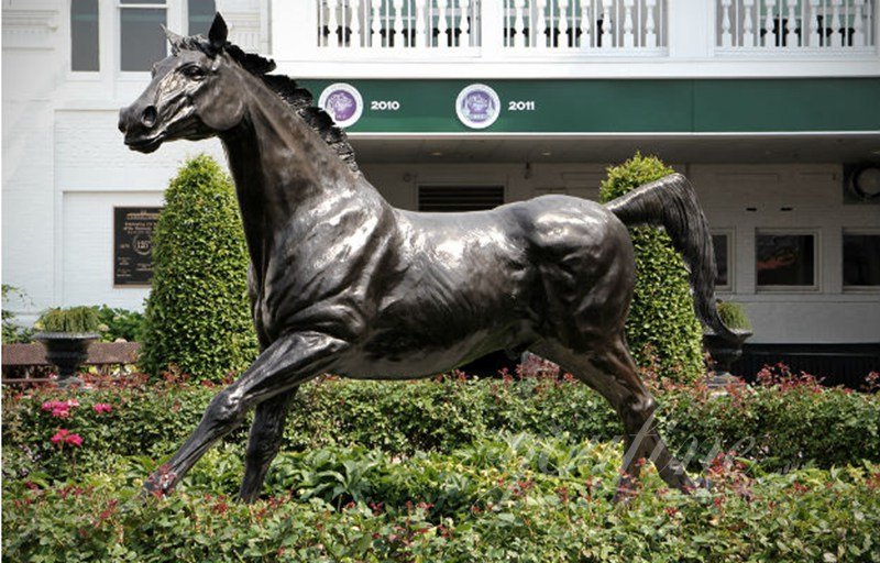 Horse sculpture for garden