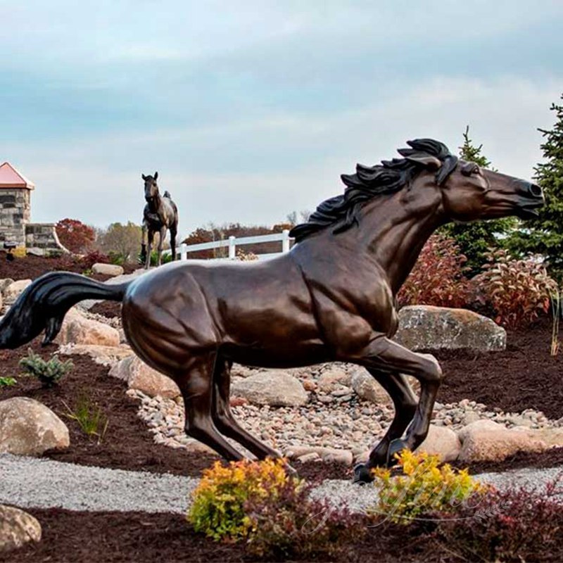 Horse sculpture for garden