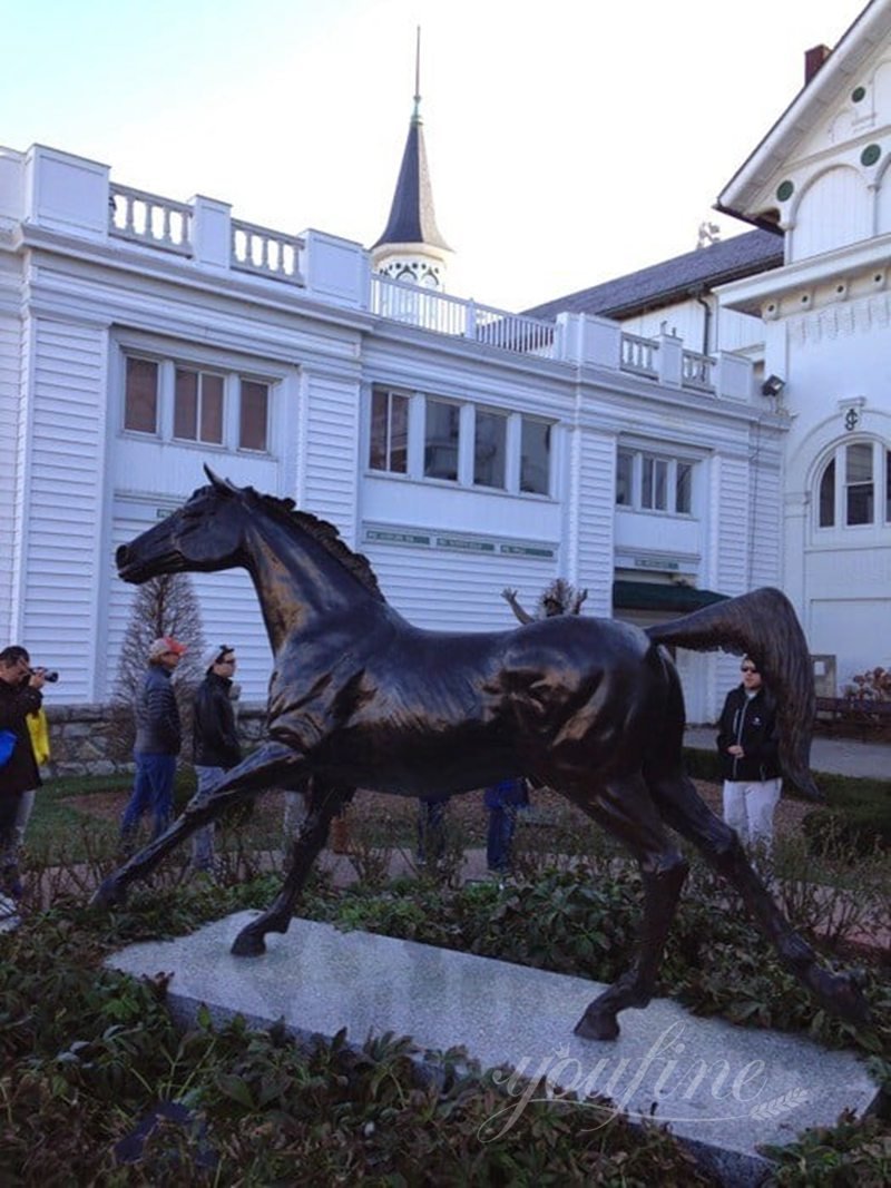 Horse sculpture for garden