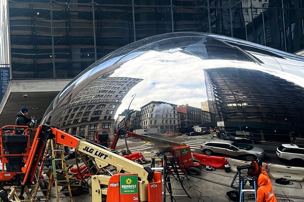 Polishing the Chicago Bean sculpture