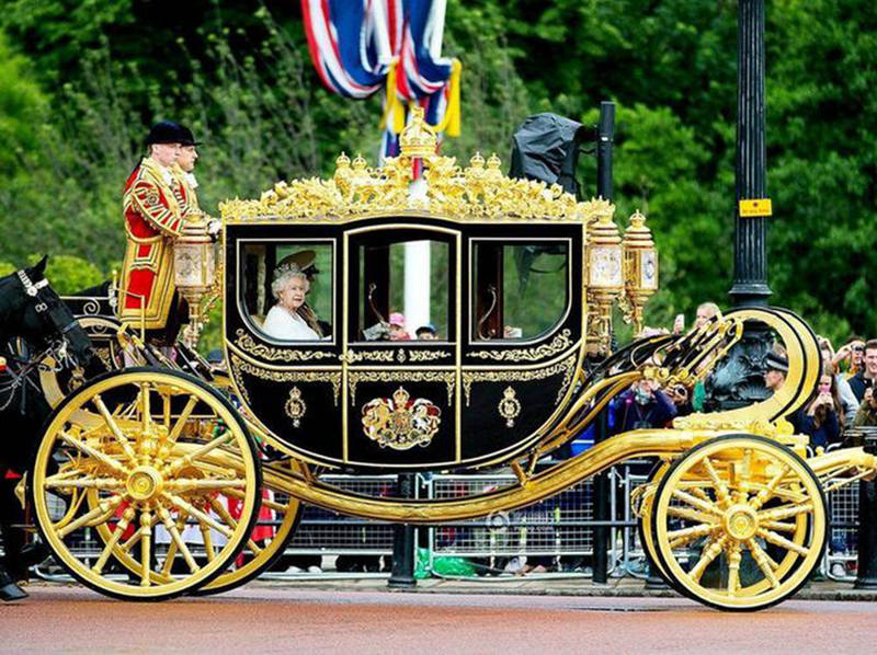 Queen Elizabeth and her carriage-YouFine Sculpture