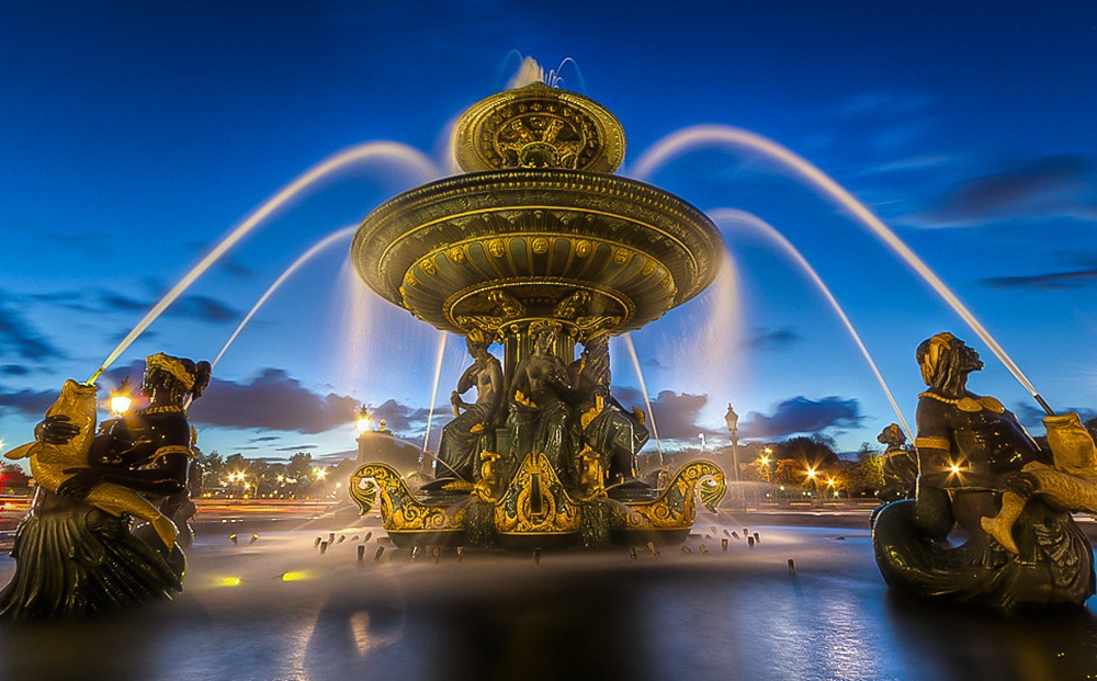 large bronze Fontaines de la Concorde statues with lights