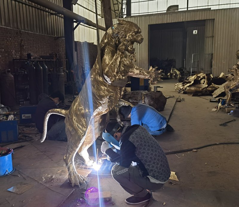 welding process of the bronze tiger sculpture